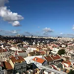 The Hilltop Nest 아파트