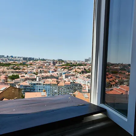 The Hilltop Nest * Lisboa