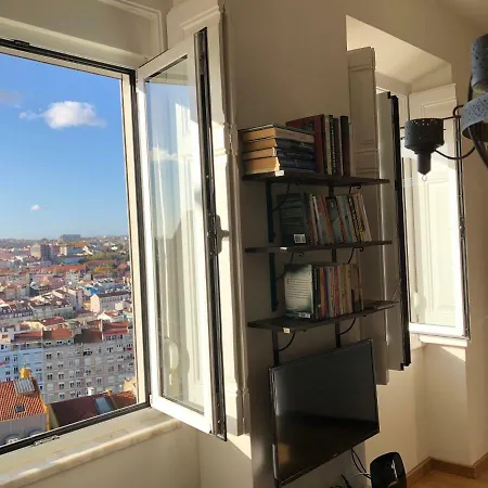 The Hilltop Nest * Lisboa