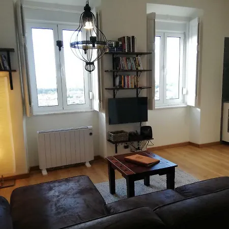 The Hilltop Nest * Лиссабон